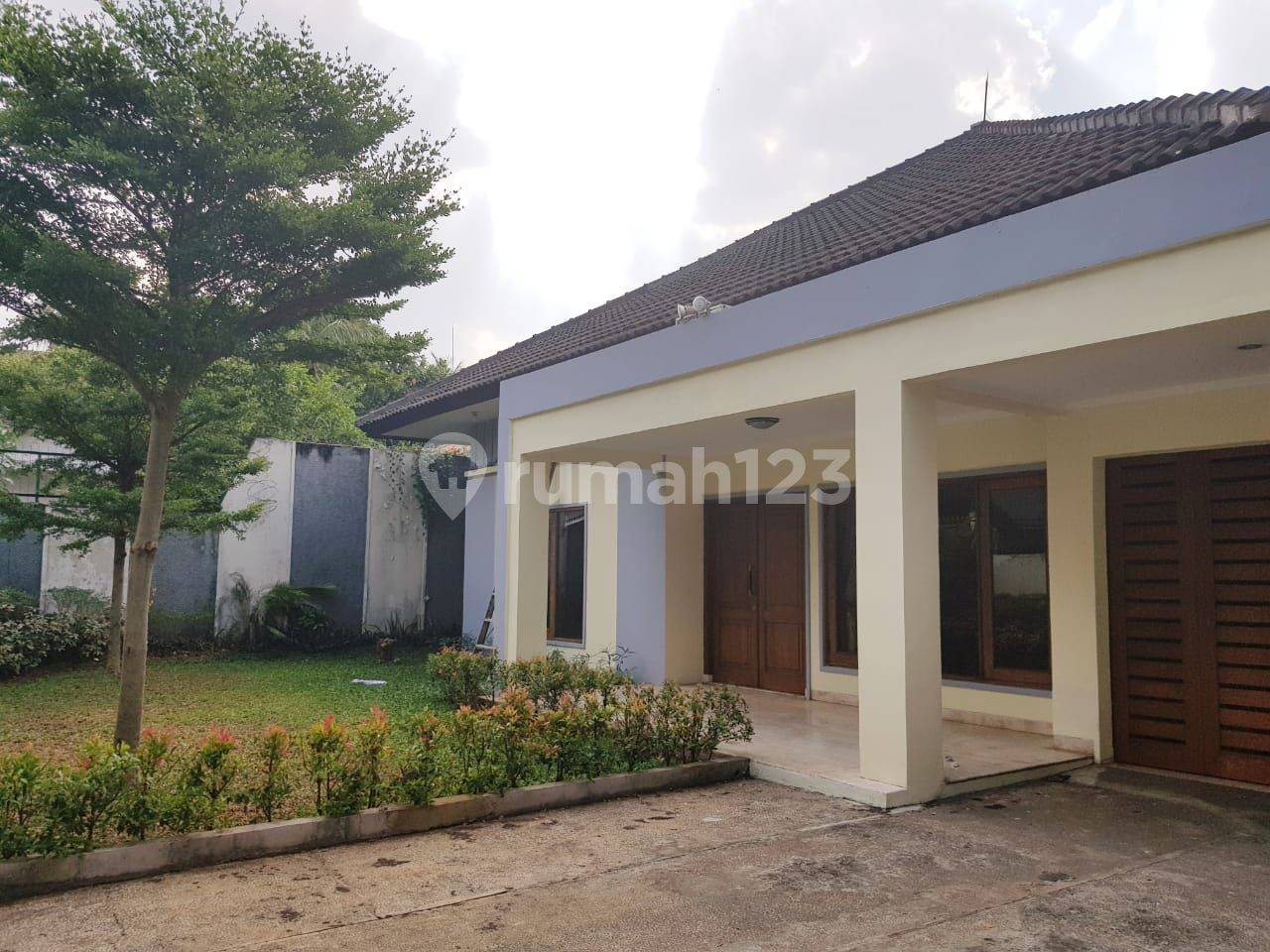 Spacious 5-Bedroom House with Pool and Garden