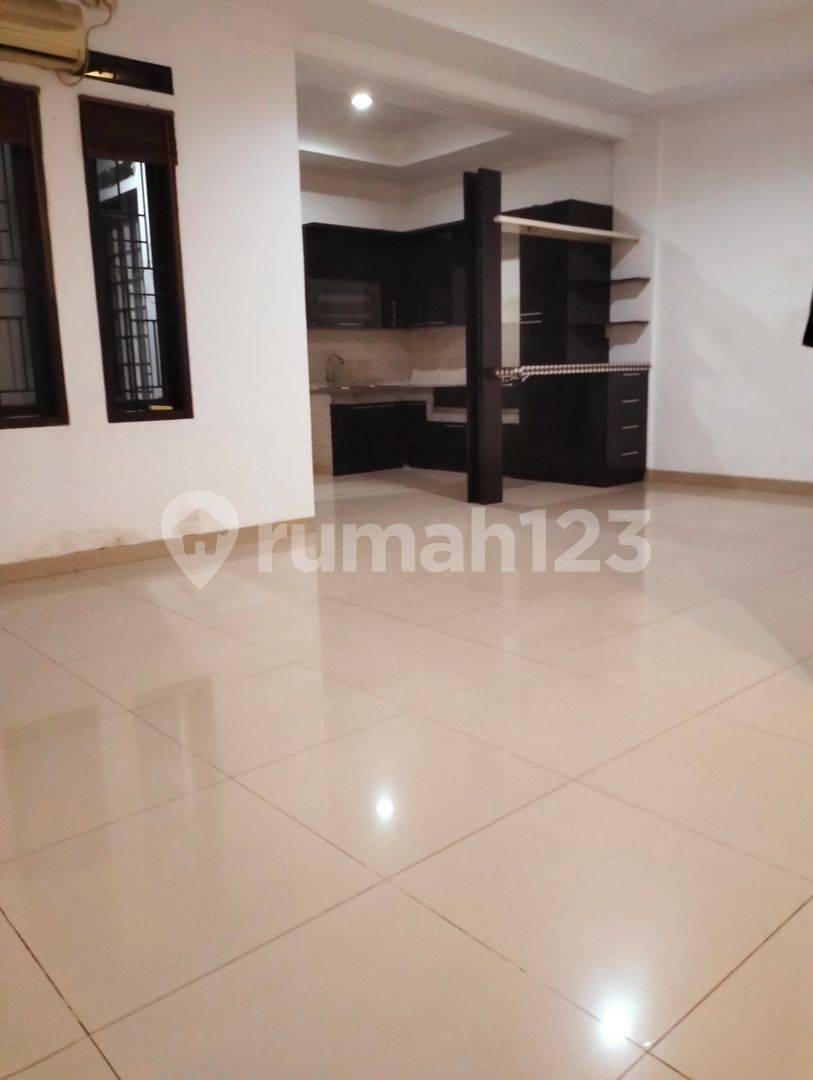 Spacious 2-Story House with Multiple Rooms and Amenities