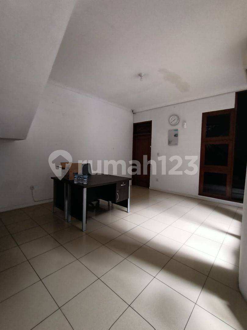 Spacious 5-Bedroom House with 200m² Land