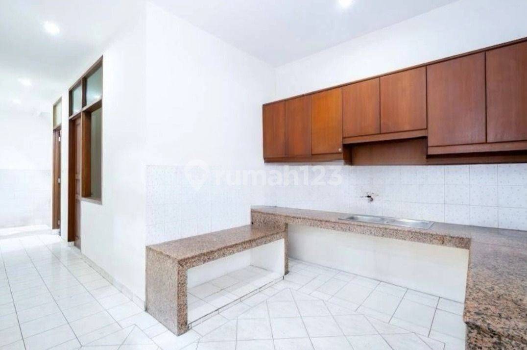 Strategically Located House in Tebet with Multiple Amenities