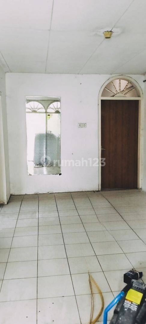 Spacious 4-Bedroom Property with Natural Gas