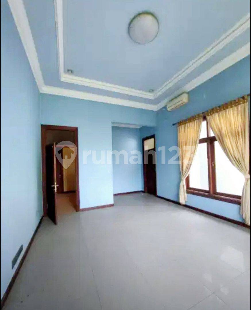 Spacious Property Suitable for Business, Large Land Area