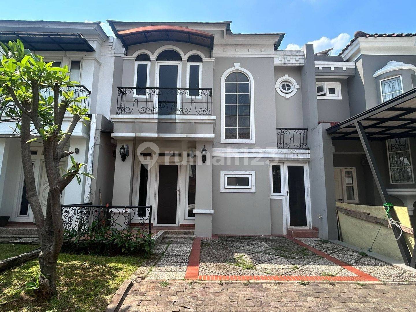 3-комнатный дом в Raffles Hills Cibubur - готов к заселению, без наводнений, стратегическое расположение