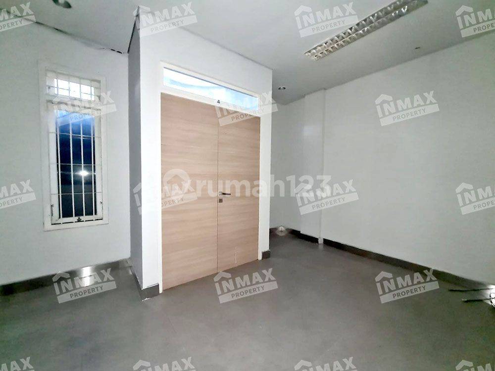 Business-Friendly Property with High Traffic and Ample Parking