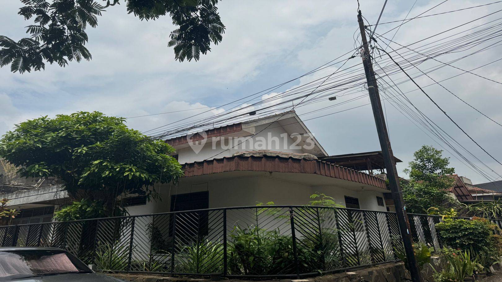 2-Story Corner House with 8 Bedrooms, Ideal for Boarding House or Office
