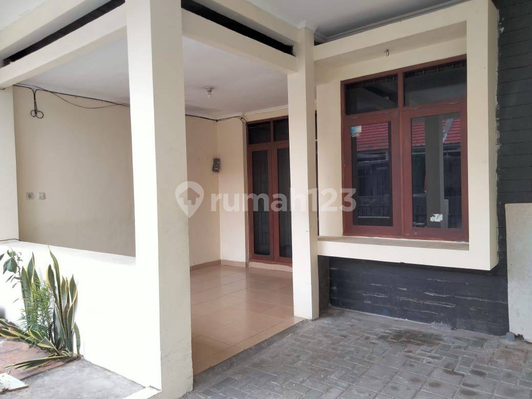 3-Bedroom House in Antapani with Parking and Laundry Area