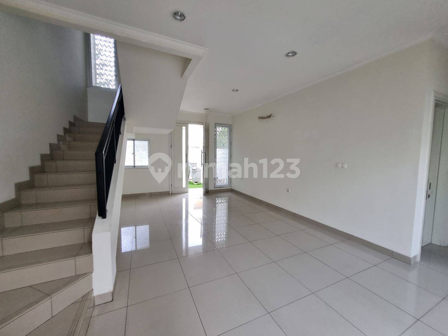 Fully Renovated, Ready to Move In, 8-Meter Wide Property