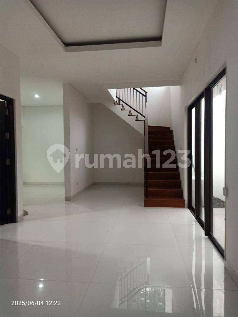 Pondok Permai Palagan-дағы стратегиялық орналасқан 2 қабатты үй