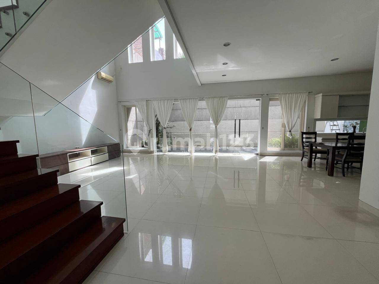 Luxurious 2-Story House in Graha Family with 4 Bedrooms