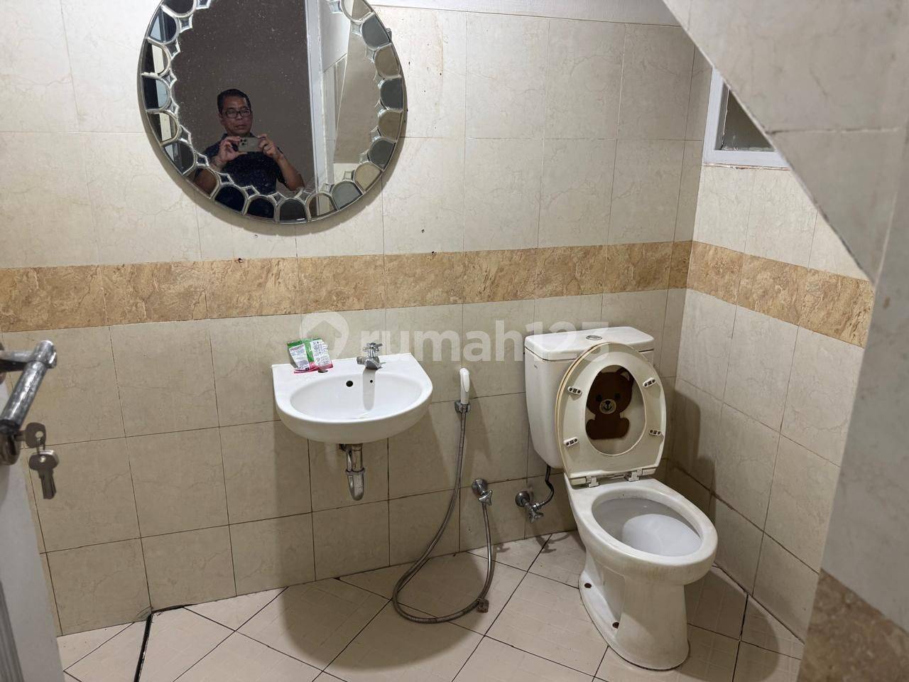 Spacious 4-Bedroom House in Nusaloka with Parking