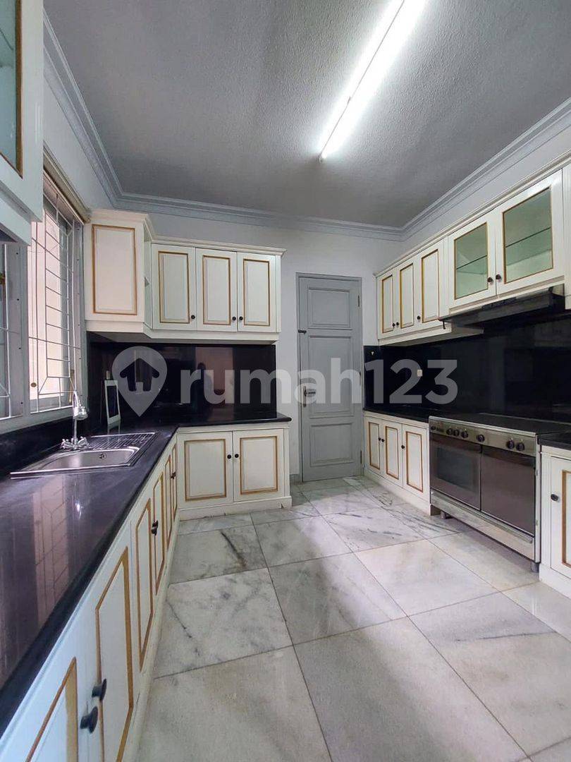 Spacious 5-Bedroom House with Pool near Pejaten Village Mall