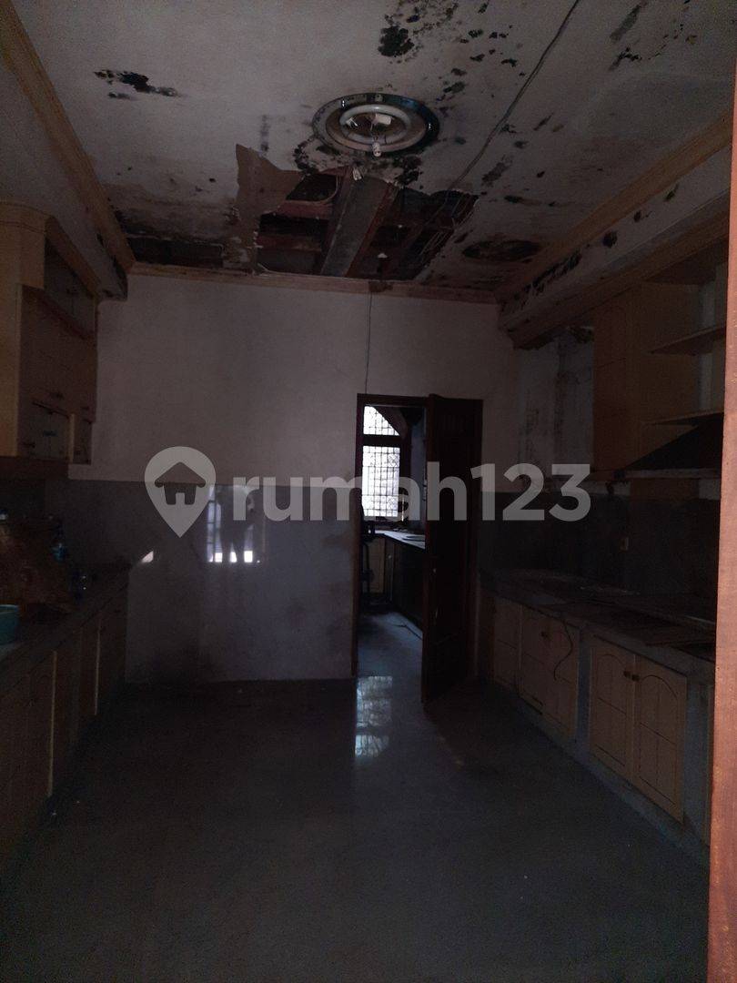 Spacious Property Suitable for Business with Potential Showroom and Restaurant Location