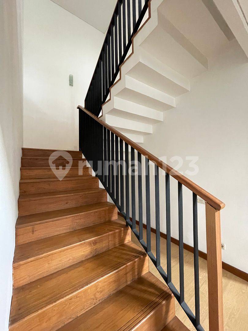 Kemang House in South Jakarta - Spacious 4-Bedroom Property