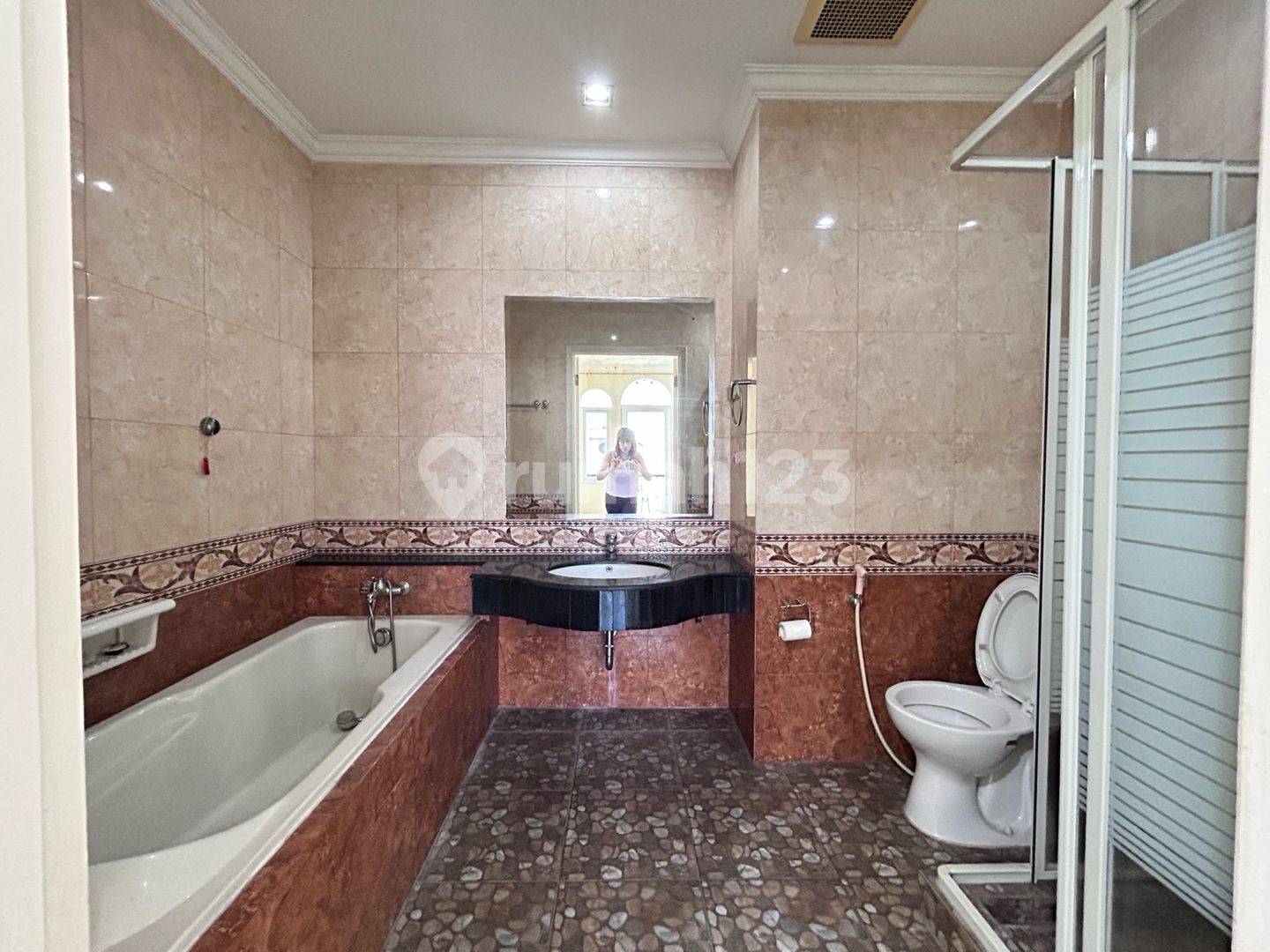 3-комнатный дом в Raffles Hills Cibubur - готов к заселению, без наводнений, стратегическое расположение