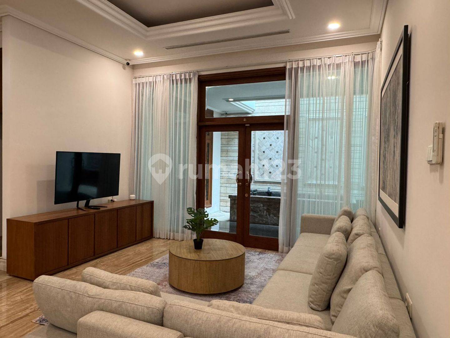 Luxurious Graha Famili House - Fully Furnished, Premium Finish