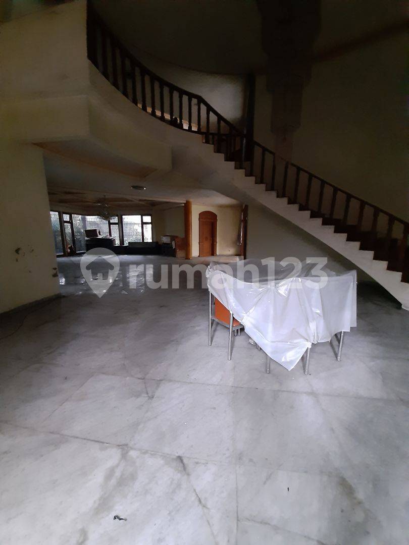 Spacious Property Suitable for Business with Potential Showroom and Restaurant Location
