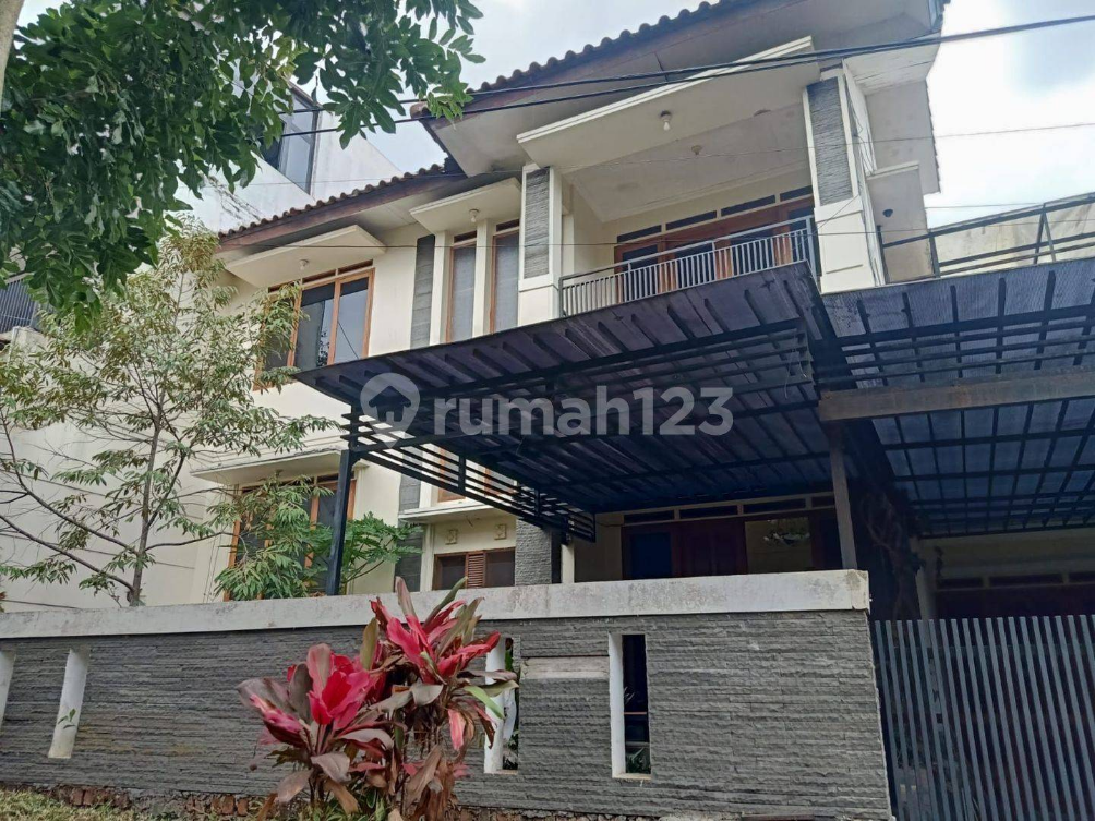 Large 2.5-Story House with Six Bedrooms in Setiabudi