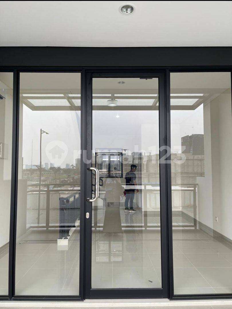 Ruko Hampton Avenue in Gading Serpong - 3 Story Commercial Property