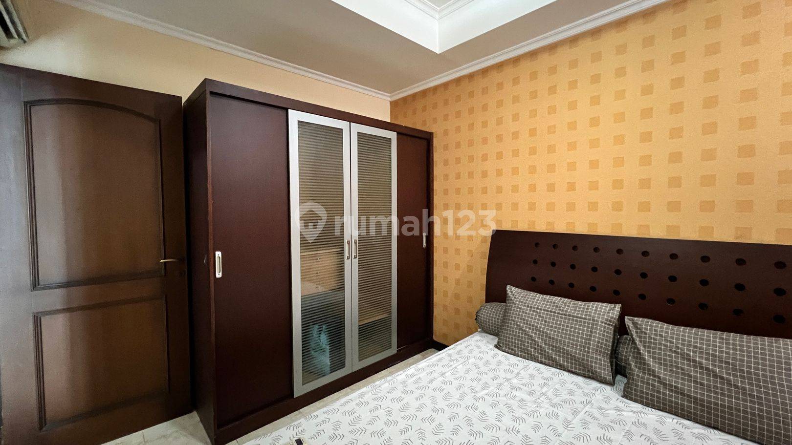 Modern Furnished Apartment with Bathtub and Kitchen