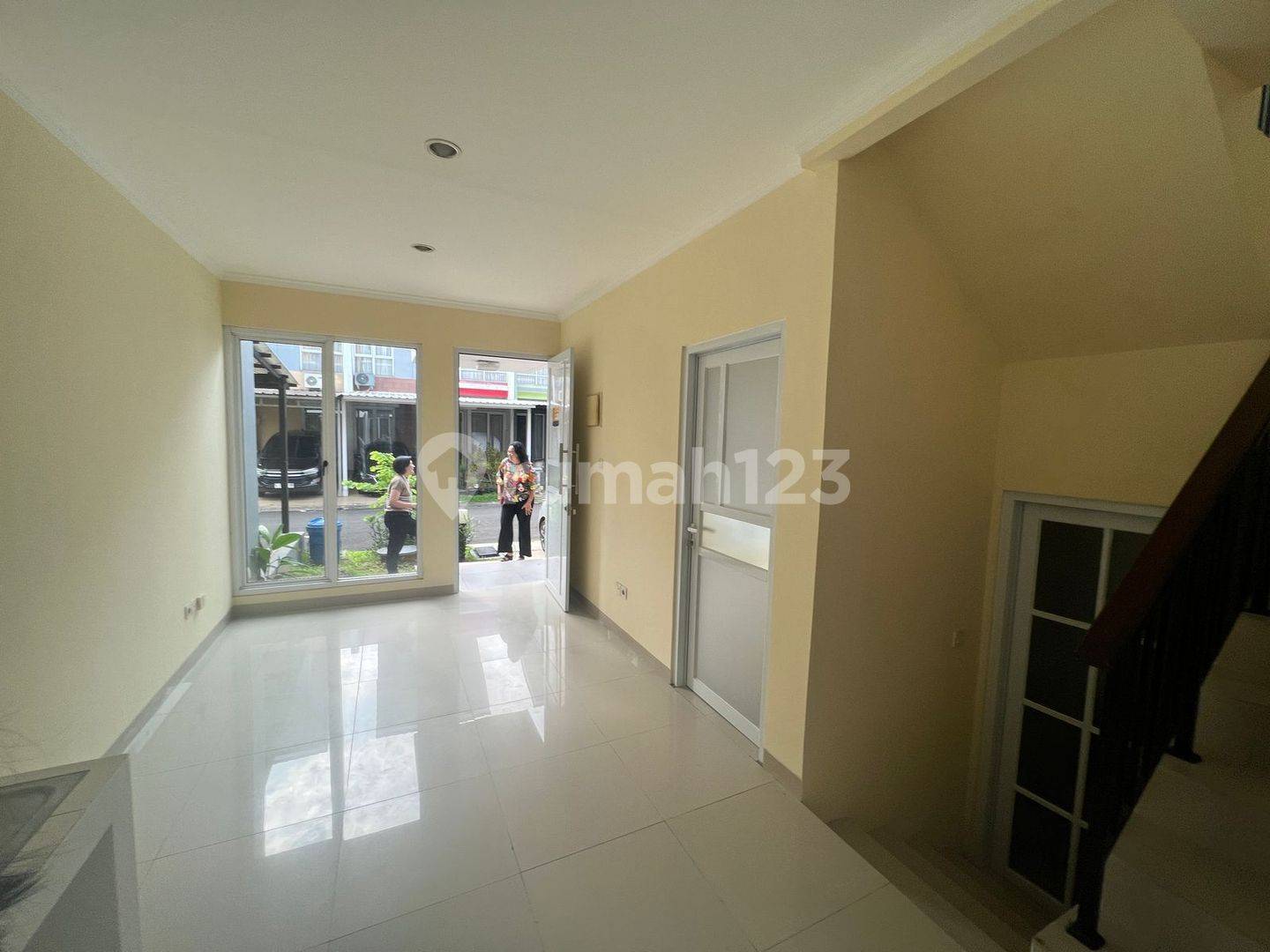 Modern 3-Bedroom Townhouse with Parking in Rivera
