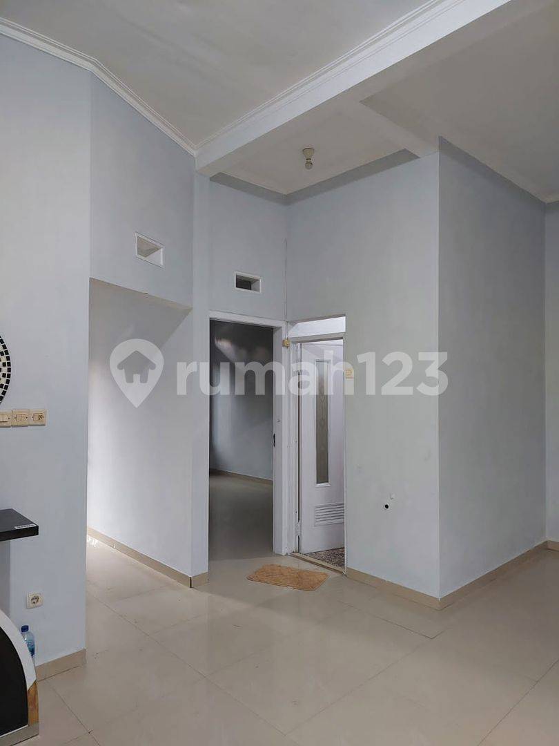 Strategic Location House with Garden and Kitchen Set