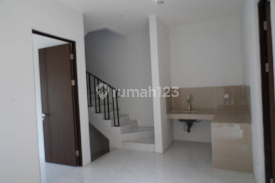 Современный 2.5-этажный дом в Citra Garden Serpong с 3 спальнями