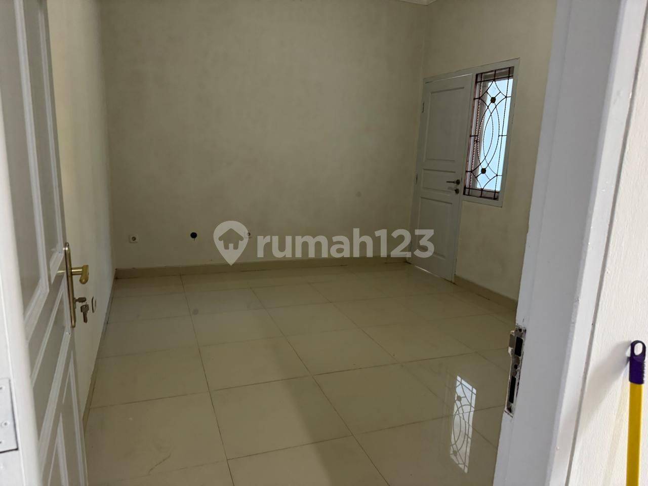 Spacious 4-Bedroom House in Nusaloka with Parking