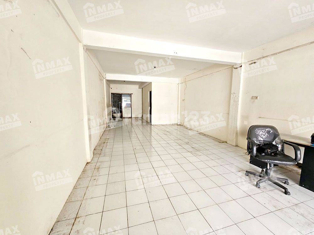 Strategic Location Property Suitable for Various Businesses