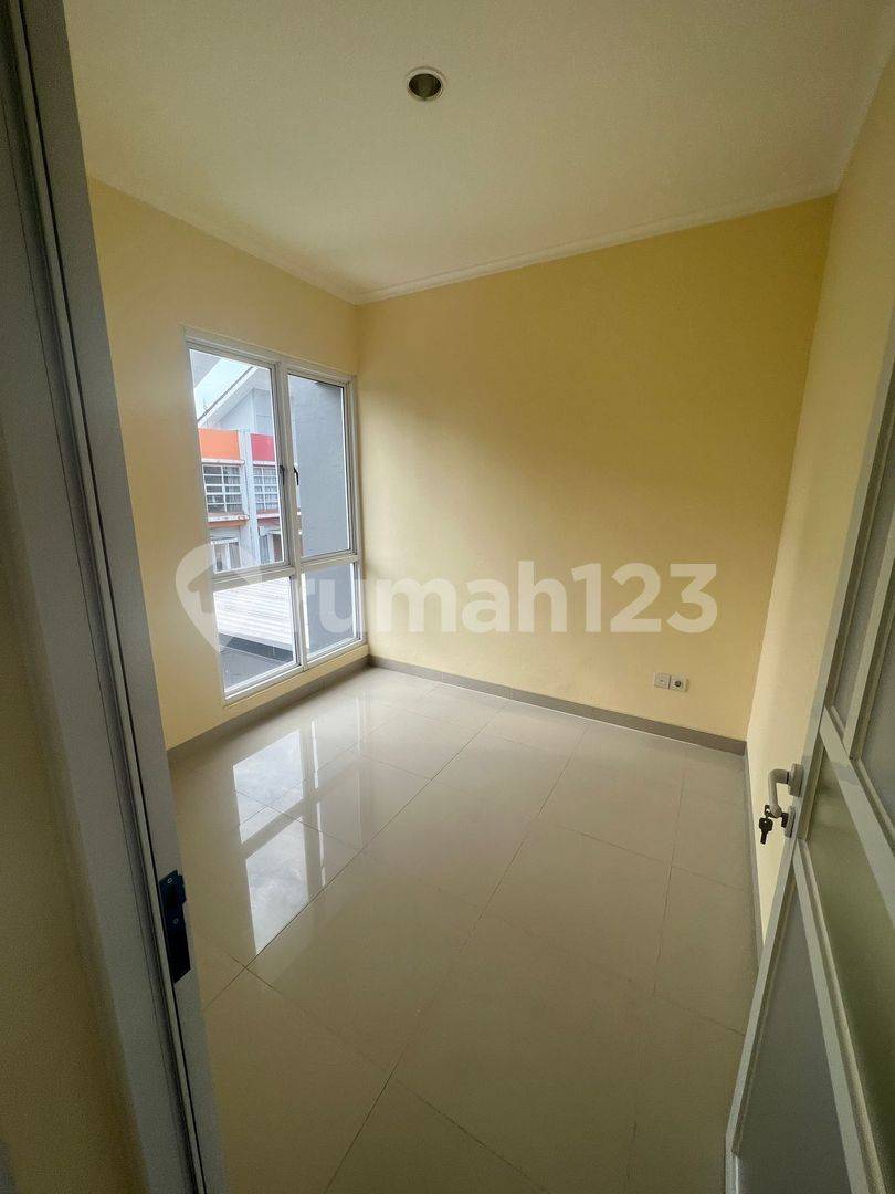 Modern 3-Bedroom Townhouse with Parking in Rivera