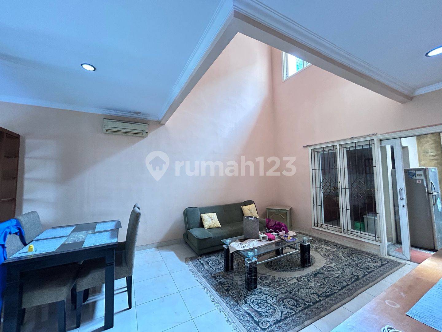 3-спальная частично меблированная вилла в Raffles Hills Cibubur