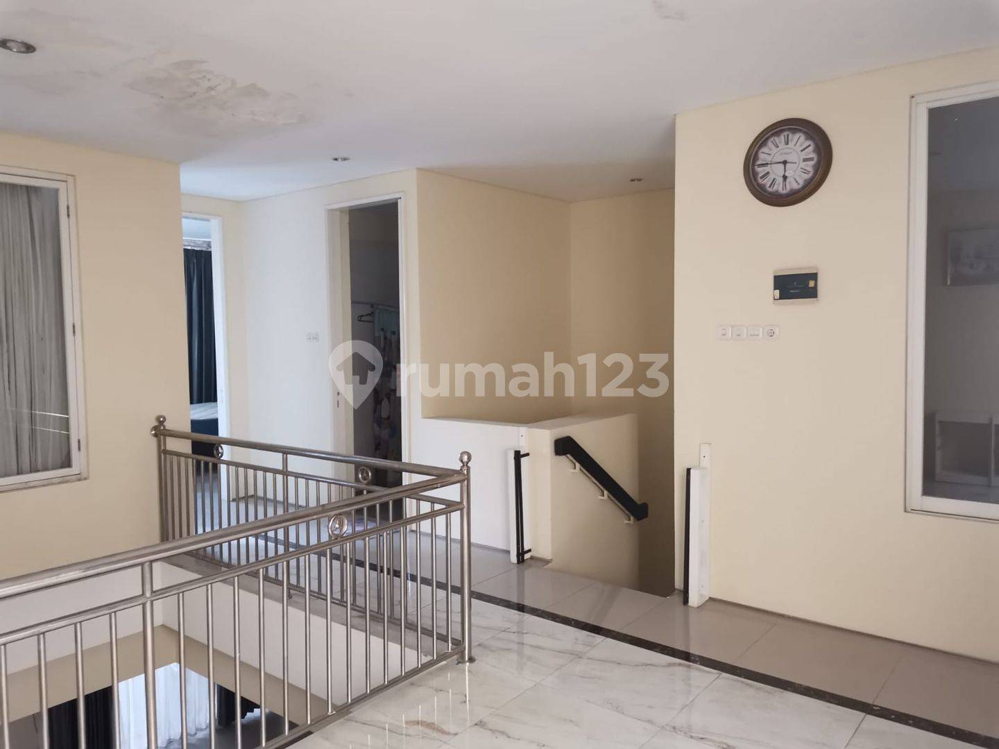 Spacious 2-Story House with 4 Bedrooms and Multiple Amenities