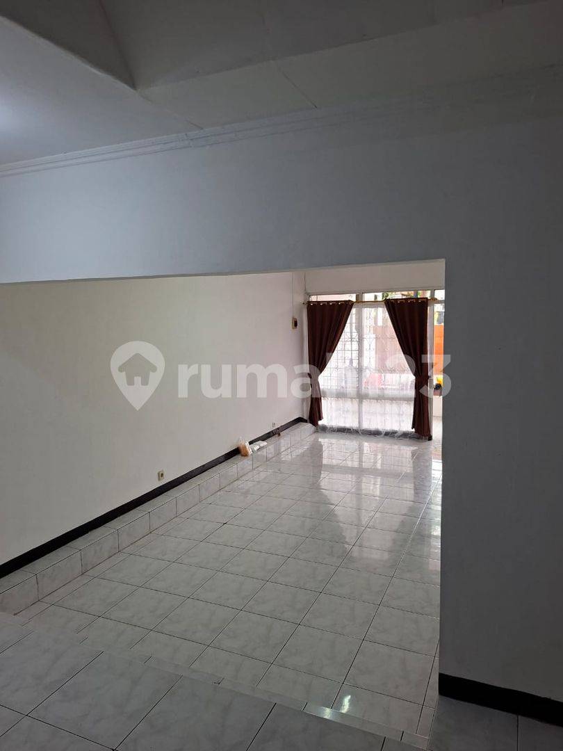 House in Duren Sawit, Jakarta Timur - 3 Bedrooms, Carport, Flood-Free