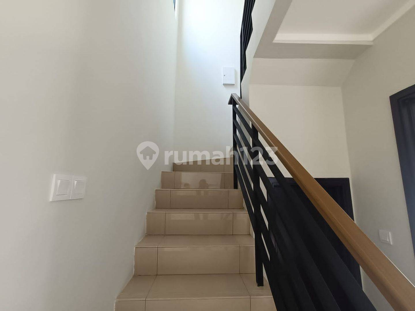 Modern Townhouse with Strategic Location in City Center