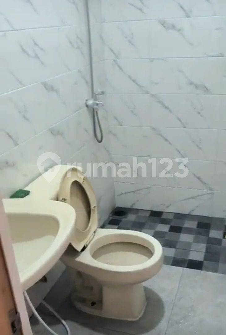 3-этажный дом в Citra 3, Западная Джакарта - Готов к заселению