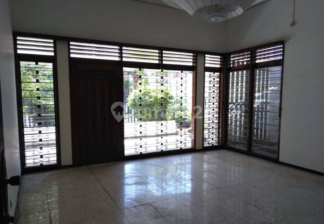 Spacious 1.5-Story House for Rent in Manyar Kertoarjo - Ideal for Living or Office