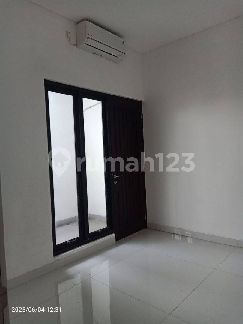 Pondok Permai Palagan-дағы стратегиялық орналасқан 2 қабатты үй
