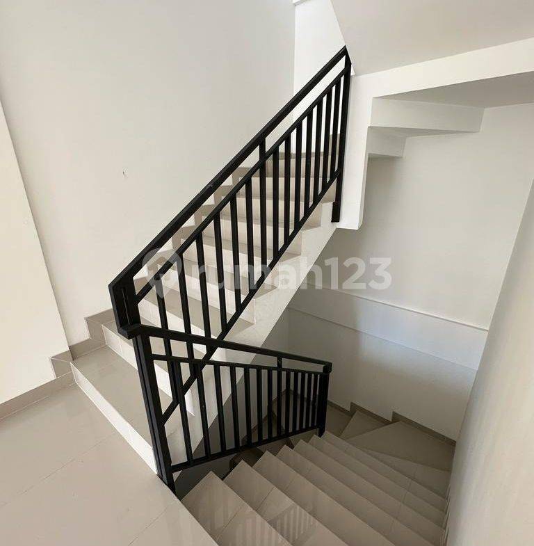 3-Story Commercial Shop/Office Space with Multiple Features