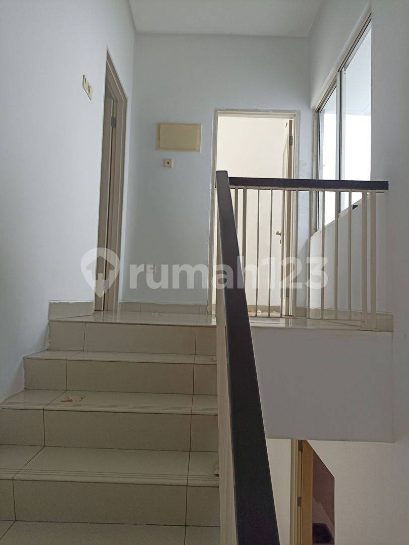2-Story Rental House near Golf Lake, Strategic Location