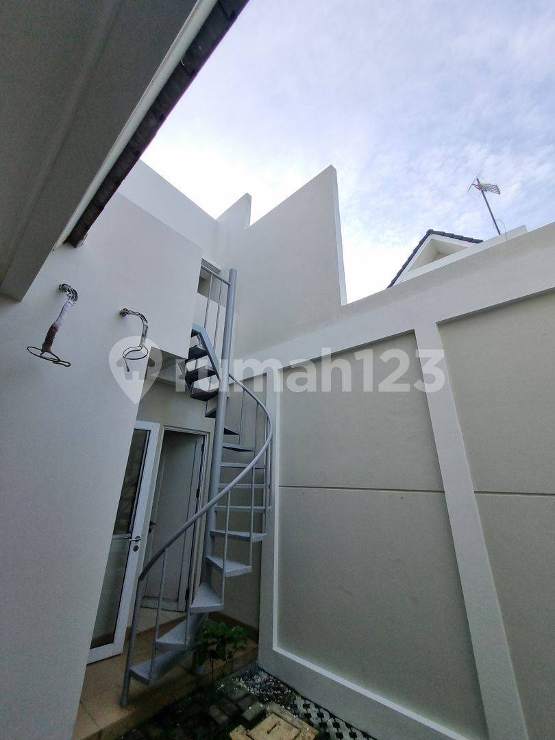 Fully Renovated, Ready to Move In, 8-Meter Wide Property