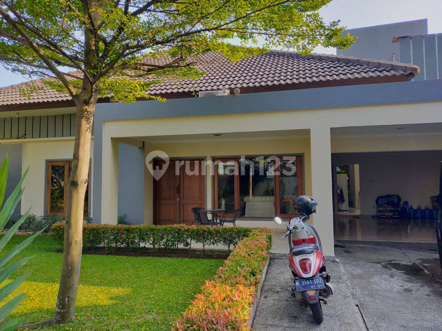 Spacious 5-Bedroom House with Pool and Garden