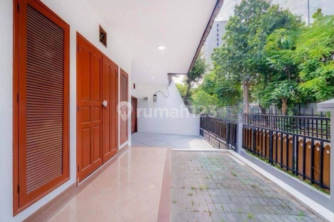 Strategically Located House in Tebet with Multiple Amenities