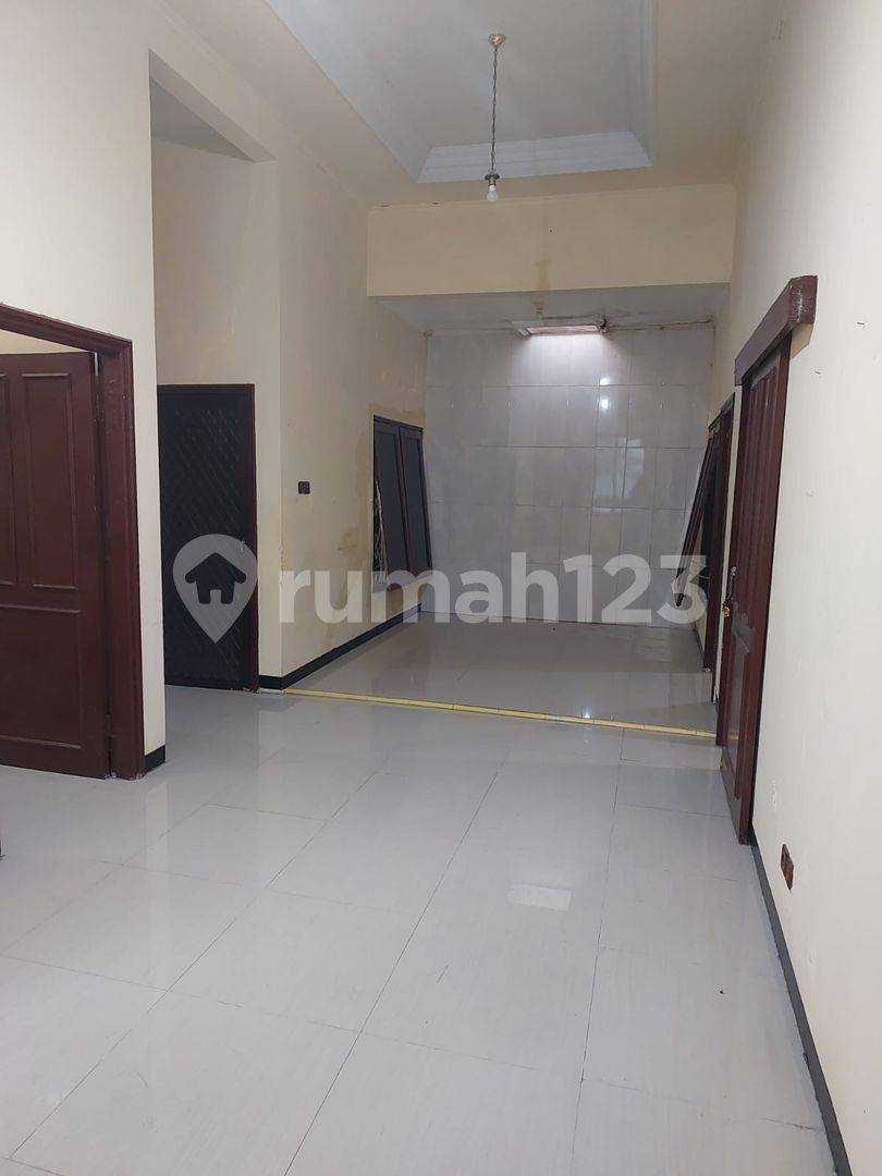 Mulyosari Prima House - Spacious 3+1 Bedroom Rental