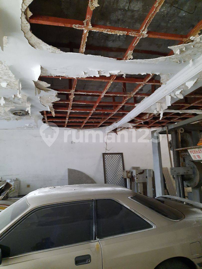 Spacious Property Suitable for Business with Potential Showroom and Restaurant Location
