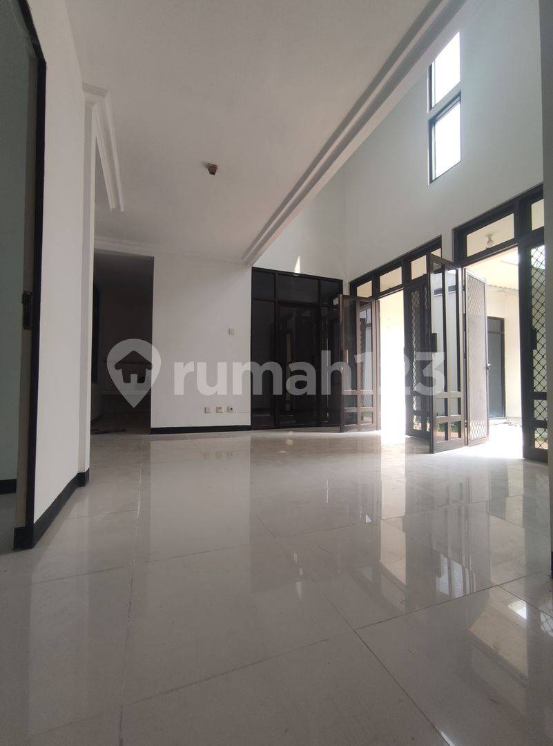 Дом на Main Road Puri Widya Utama в Citraland Utama Сурабая