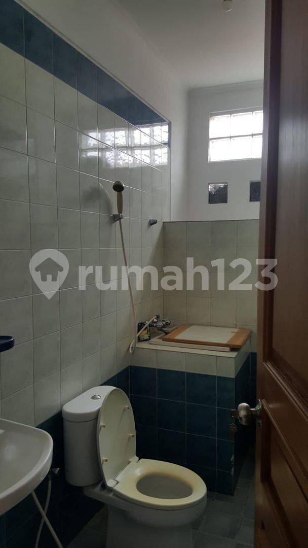 Comfortable 2-Story House in Central Jakarta, Near Multiple Hospitals and Malls