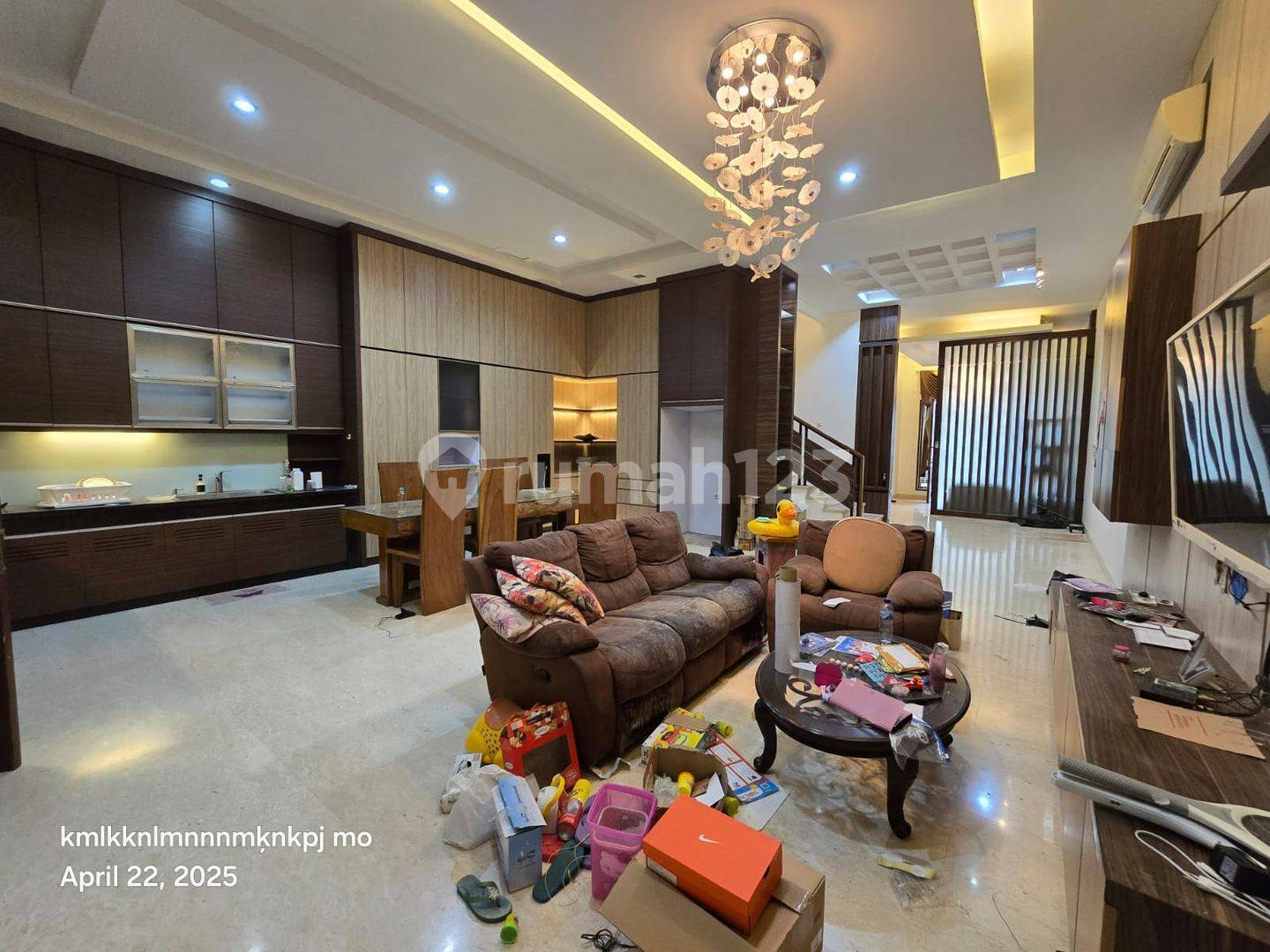 Pantai Indah Kapuk-тегі кең 3.5 қабатты үй, бірнеше бөлмелері мен қоймасы бар