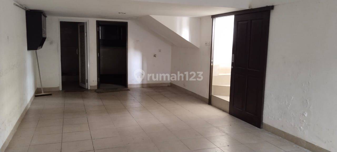 2-Story House in Renon - Strategic & Comfortable Location