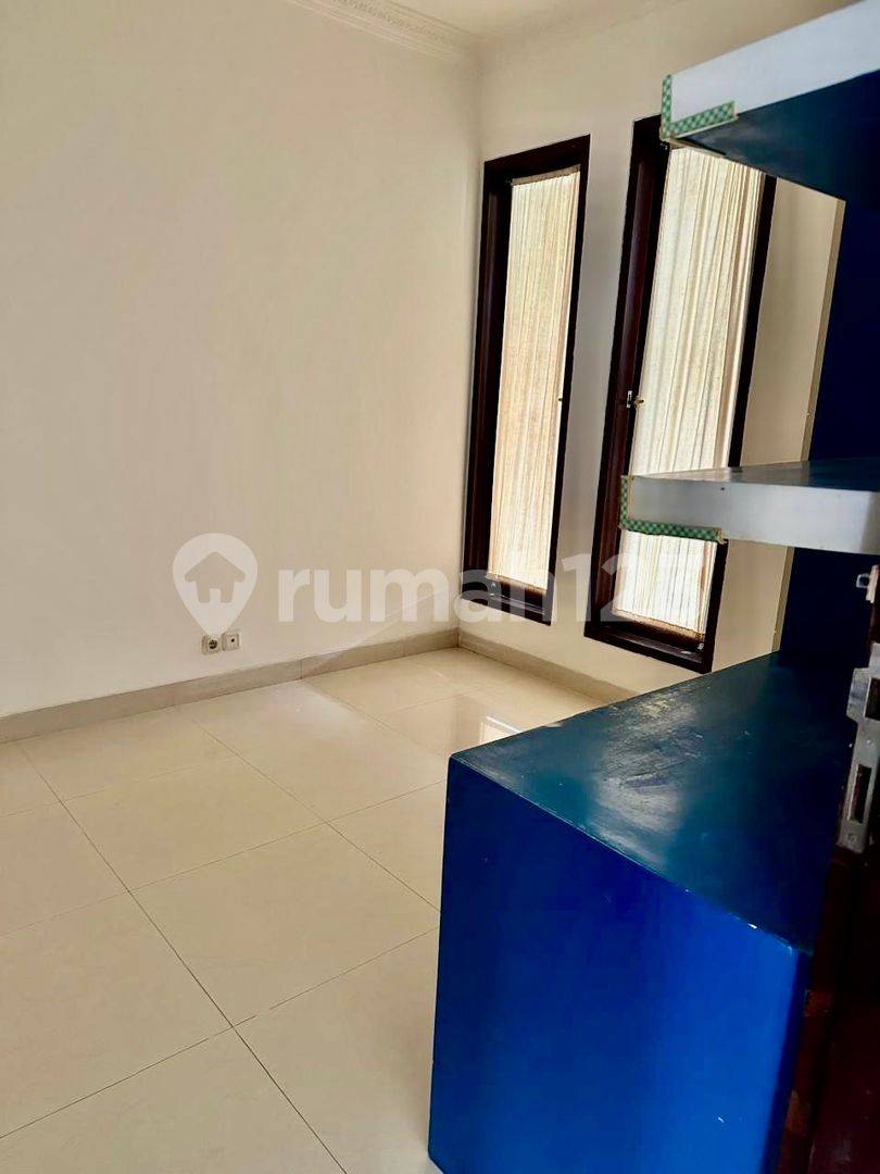 Spacious Family Home in Cool, Clean Residential Area Near Key Locations