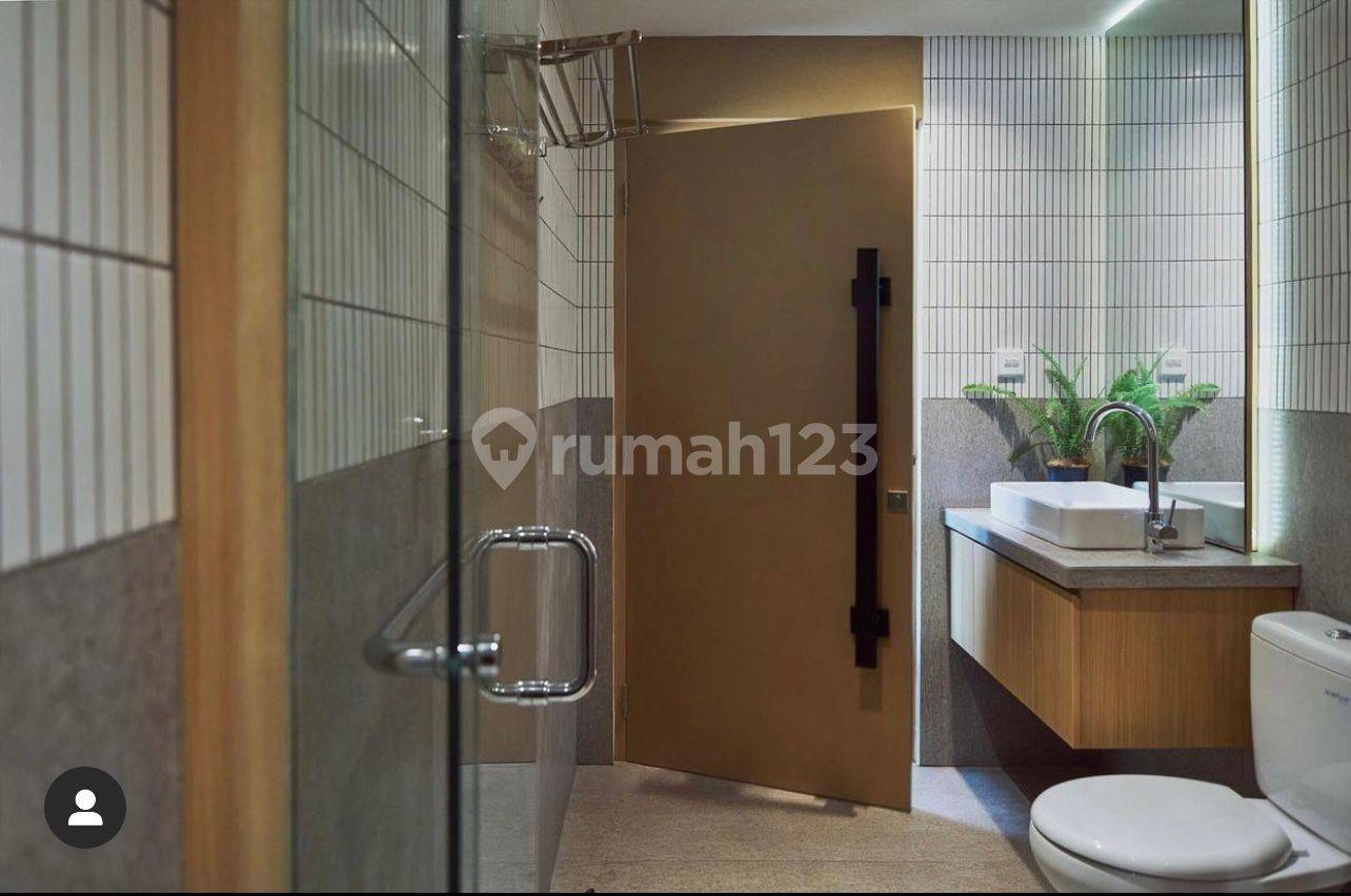 Жаңартылған Kemang Village Residence пәтері балконмен