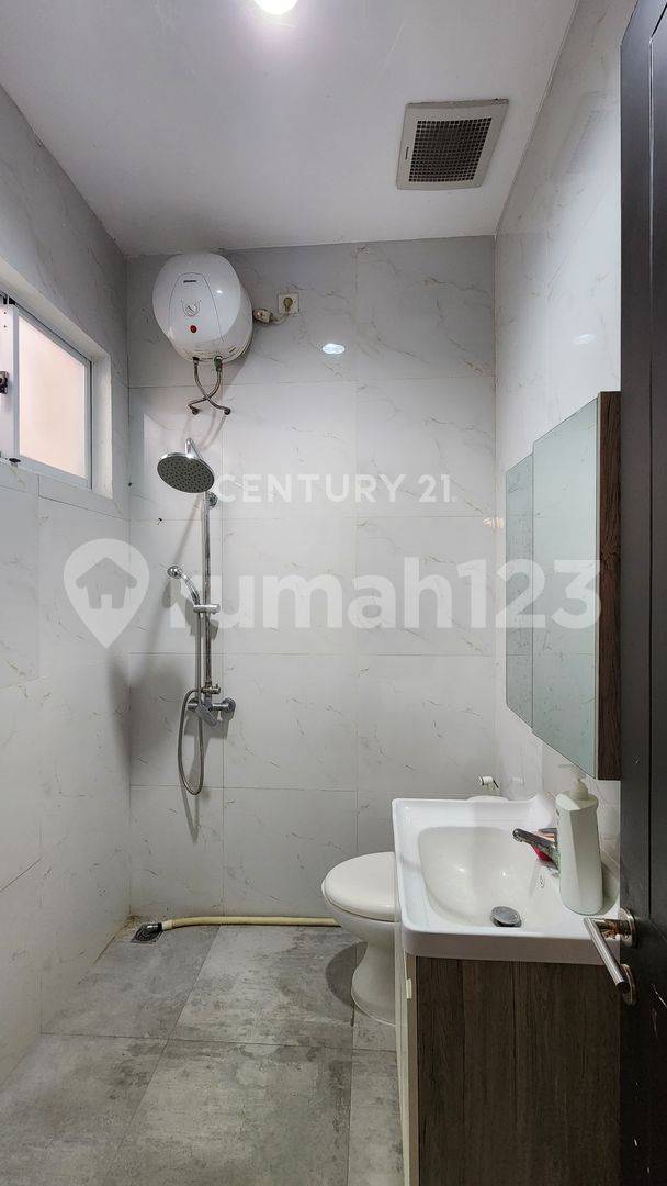 2-story house ready to live in Shinano JGC Jaktim cluster R2146
